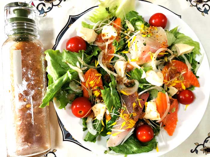 刺身の菊の花を散らしたカルパッチョ