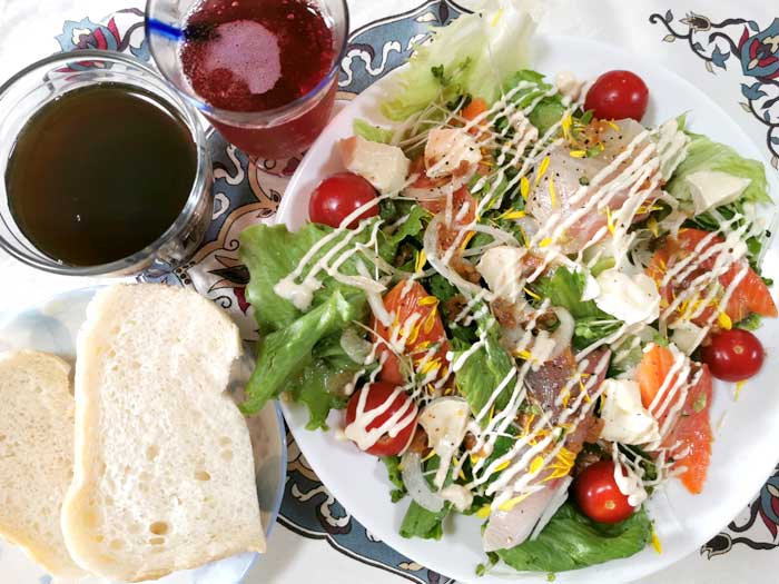 刺身の菊の花を散らしたカルパッチョ