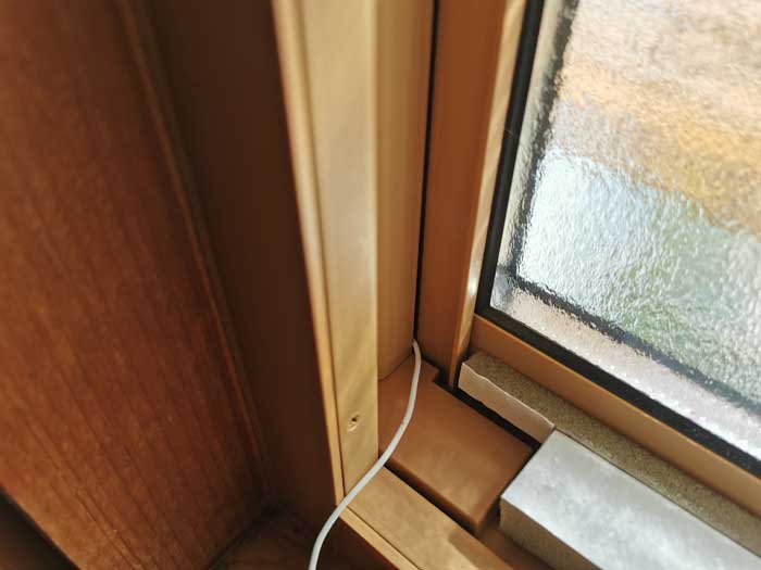 温度計のコードを窓から出して、外の気温を計測