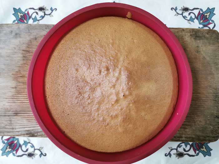 フルーツとエディブルフラワーでクリスマスケーキ