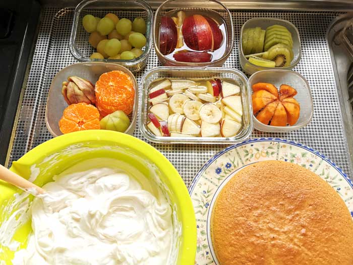 フルーツとエディブルフラワーでクリスマスケーキ