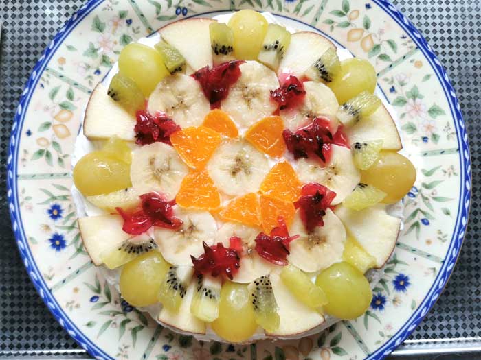 フルーツとエディブルフラワーでクリスマスケーキ