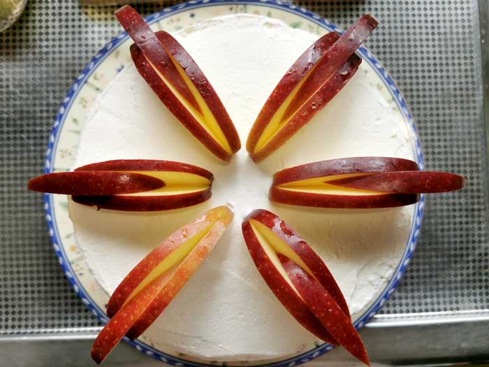 フルーツとエディブルフラワーでクリスマスケーキ