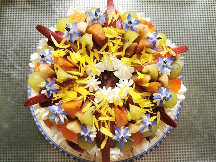 フルーツとエディブルフラワーでクリスマスケーキ