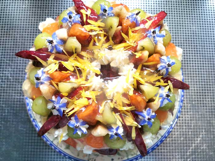 フルーツとエディブルフラワーでクリスマスケーキ