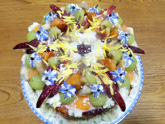 フルーツとエディブルフラワーでクリスマスケーキ