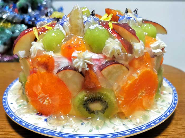フルーツとエディブルフラワーでクリスマスケーキ