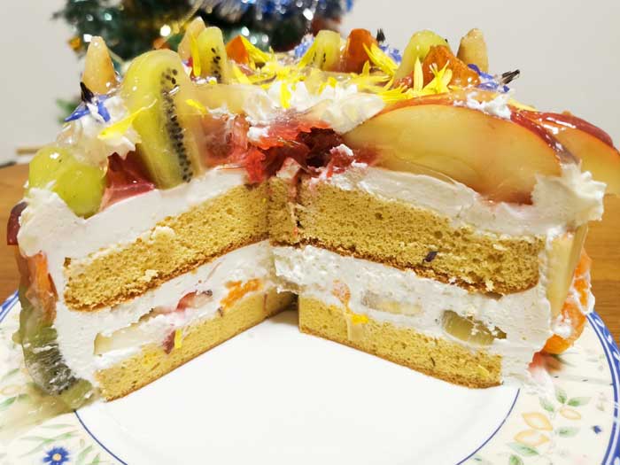 フルーツとエディブルフラワーでクリスマスケーキ