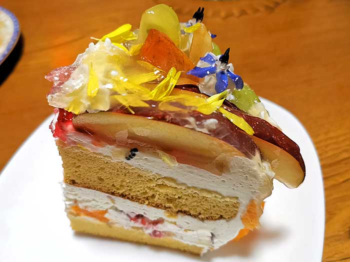 フルーツとエディブルフラワーでクリスマスケーキ