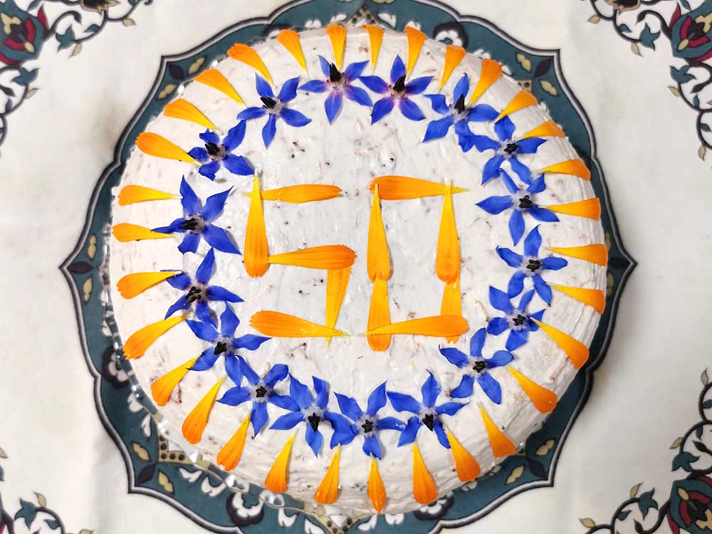 50歳になったよ。エディブルフラワーでシフォンケーキを作ったよ