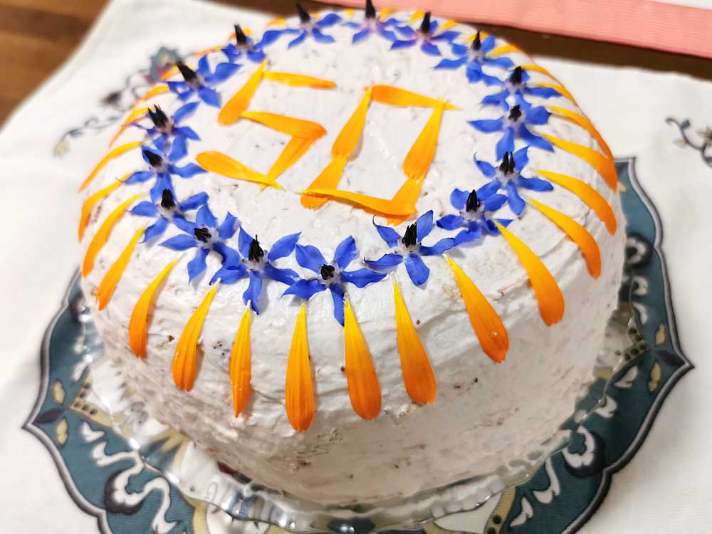 50歳になったよ。エディブルフラワーでシフォンケーキを作った
