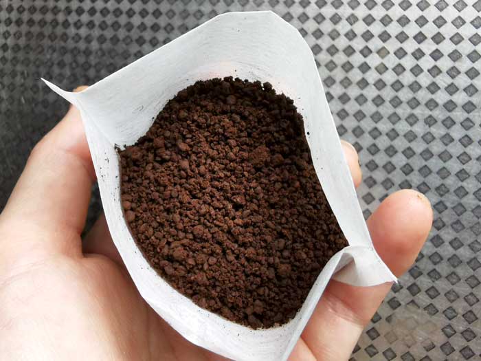コーヒー豆をミルサーで挽く