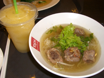 ハーブマッサージを受ける