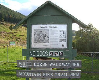 ティマル～ワイマテ～オマル ホワイト・ホース・ウォークウェイを歩く