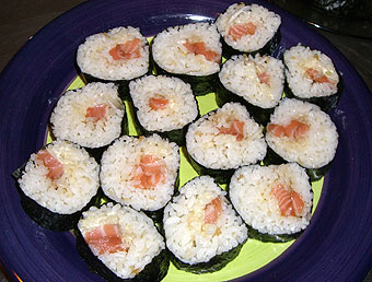 クイーンズタウンで車にあてられる、サーモンの巻き寿司を作る