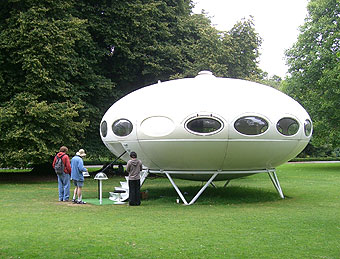 ハグレー公園でＵＦＯに乗る。デカい薔薇も発見。